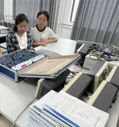 VPN加速器是一种结合了网络加速和隐私保护的工具，能够有效提升网络速度并确保安全。以下是对VPN加速器的详细分析和建议，帮助您做出明智的选择